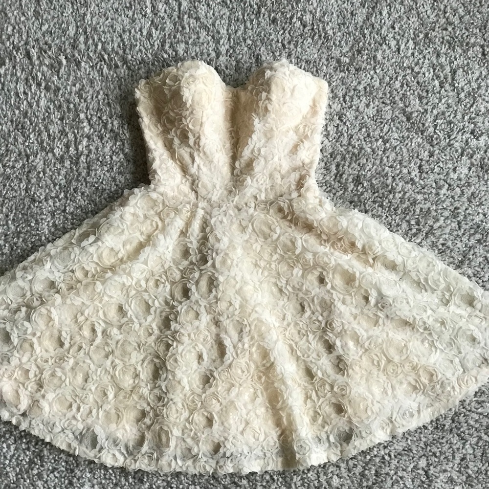 Dress - Picture 3 of 3